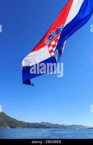 Drapeau croate, volant au vent sur un bateau près de Dubrovnik, mer Adriatique, Croatie Banque D'Images