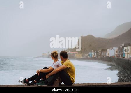 Ile De Santo Antao, Cap-Vert. Couple en face de la ville côtière de Paul profitant des vagues et des paysages de l'océan atlantique. Banque D'Images