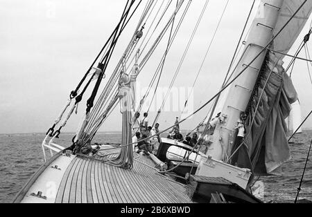 En regardant vers l'arrière à bord du yacht de classe J 'Velsheda' (K 7), en train de se refermer par une légère brise : la voile dans le Solent après la première repose, été 1991. Archiver la photographie de film noir et blanc Banque D'Images