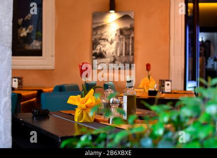 Un restaurant d'époque dans une ruelle typique de Taormine, en Sicile Banque D'Images