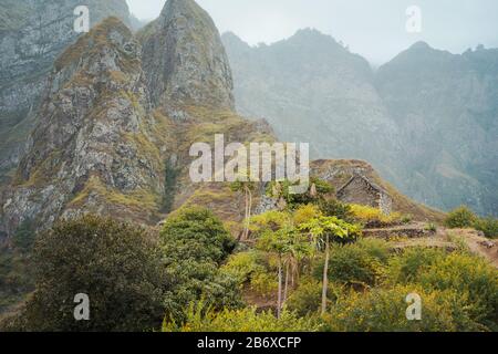 Saint Antao Cap-Vert. Maison de stockage locale ruinée nichée dans un paysage incroyable avec des rochers abrupts de montagne et des pics verticaux. Banque D'Images