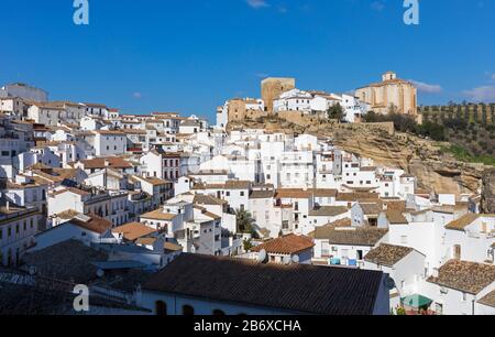 Setenil de las Bodegas, Province de Cadix, Espagne. Souvent connu simplement comme Setenil. Vue d'ensemble. Dans le centre, vestiges du château construit au cours de t Banque D'Images