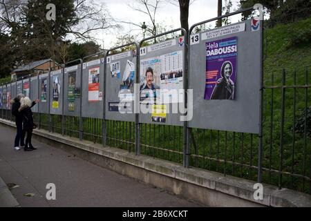 Paris se prépare aux élections locales françaises au milieu des craintes de coronavirus, rue Ronsard, 75018 Paris, France - Mars 2020 Banque D'Images