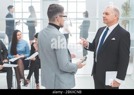 un patron sérieux expliquant quelque chose à son assistant Banque D'Images
