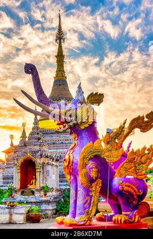 Éléphant violet venillé devant le chedi de Wat Chetawan au coucher du soleil, Chiang Mai, Thaïlande Banque D'Images