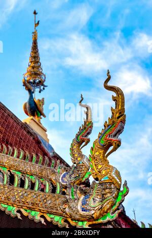 Détail de la naga sur le toit de Wat Chetawan, Chiang Mai, Thaïlande Banque D'Images