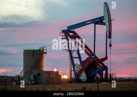 Une plate-forme pétrolière et des réservoirs de stockage à l'extérieur de Williston dans le Dakota du Nord. La région fait partie du champ pétrolier de Bakken, où la technologie de fracking l'a rendu rentable tant que le prix du pétrole reste supérieur à 46 USD le baril. Banque D'Images