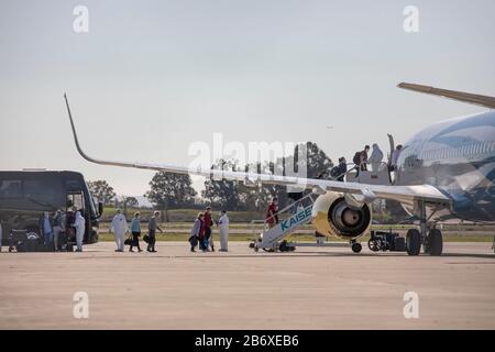 San Francisco, États-Unis. 11 mars 2020. Les gens ont débarqué de la ligne du navire de croisière Grand Princess pour monter à bord d'un avion en direction de lieux désignés pour le contrôle et la quarantaine, à l'aéroport international d'Oakland à Oakland, en Californie, aux États-Unis, le 11 mars 2020. Le transport de passagers débarqués de la Grande Princesse frappée par le coronavirus a été effectué depuis que le bateau de croisière est amarré au port d'Oakland dans l'État de Californie. Crédit: Li Jianguo/Xinhua/Alay Live News Banque D'Images