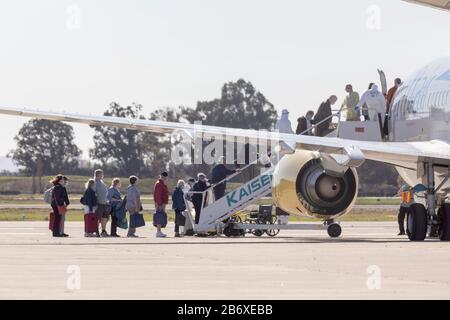San Francisco, États-Unis. 11 mars 2020. Les gens ont débarqué de la ligne du navire de croisière Grand Princess pour monter à bord d'un avion en direction de lieux désignés pour le contrôle et la quarantaine, à l'aéroport international d'Oakland à Oakland, en Californie, aux États-Unis, le 11 mars 2020. Le transport de passagers débarqués de la Grande Princesse frappée par le coronavirus a été effectué depuis que le bateau de croisière est amarré au port d'Oakland dans l'État de Californie. Crédit: Li Jianguo/Xinhua/Alay Live News Banque D'Images