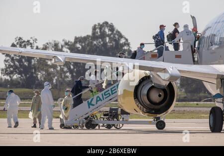 San Francisco, États-Unis. 11 mars 2020. Les gens ont débarqué de la ligne du navire de croisière Grand Princess pour monter à bord d'un avion en direction de lieux désignés pour le contrôle et la quarantaine, à l'aéroport international d'Oakland à Oakland, en Californie, aux États-Unis, le 11 mars 2020. Le transport de passagers débarqués de la Grande Princesse frappée par le coronavirus a été effectué depuis que le bateau de croisière est amarré au port d'Oakland dans l'État de Californie. Crédit: Li Jianguo/Xinhua/Alay Live News Banque D'Images