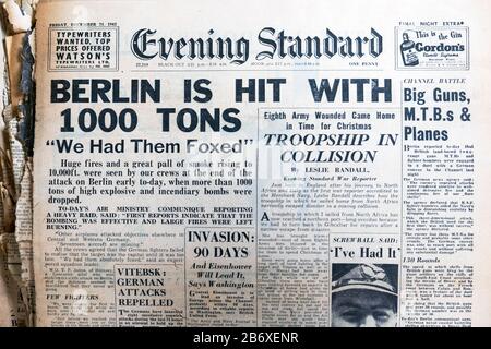 "Berlin est Frappé Avec 1000 Tonnes" WWII World War 2 Evening Standard journal titre sur la page d'accueil le 24 décembre 1943 à Londres Angleterre Royaume-Uni Banque D'Images