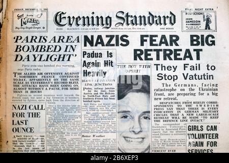 WWII World War 2 journal Headline 'Nazis Fear Big Retreat' sur la page d'accueil De Evening Standard 31 décembre 1943 à Londres Royaume-Uni Banque D'Images