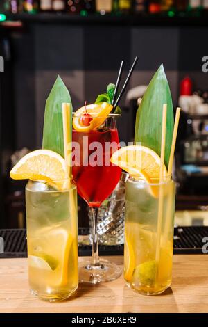 Deux verres de boissons fraîches à base d'orange et de citron. Dans un verre de tranches d'orange et de citron, boire des pailles. Sur le dessus de la vitre est indiqué par une tranche d'orange. Banque D'Images