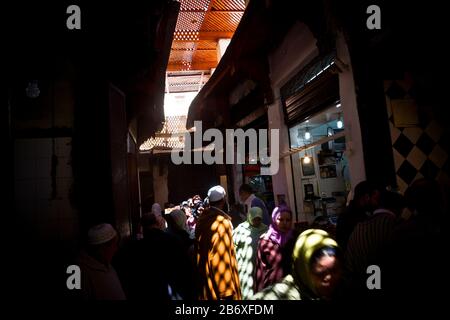 Les gens traversent un marché couvert à Fes, au Maroc Banque D'Images