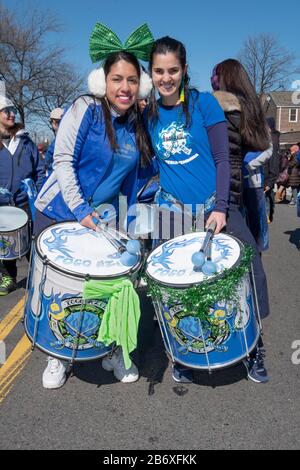 2 membres du groupe de marchage de la batterie de toutes les femmes Fogo Azul avant de se marcher dans le défilé de la Saint-Patrick pour Tous à Sunnyside, Queens, New York. Banque D'Images