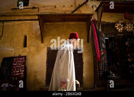 Un homme dans des vêtements traditionnels dans les rues de Fes, au Maroc Banque D'Images