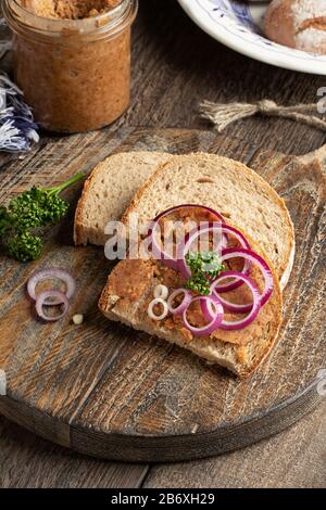 Pain laillé avec du lard de porc mélangé à des craquelins moulus, au persil et à l'oignon Banque D'Images