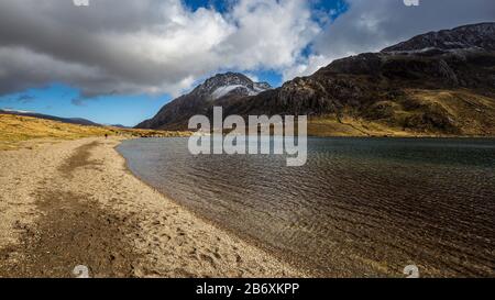 Le rivage d'hiver de Llyn Idwal et la montagne Tryfan à Snowdonia, au pays de Galles Banque D'Images