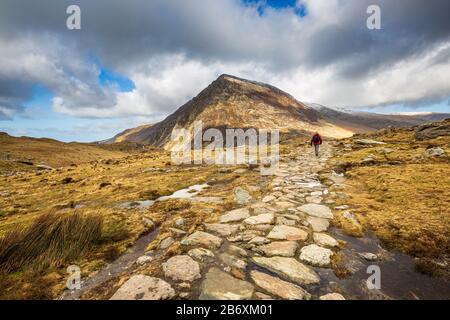 Le chemin de pierre menant de Llyn Idwal vers la montagne de Pen yr Ole Wen à Snowdonia, au pays de Galles Banque D'Images