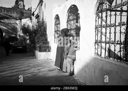 Une femme et des enfants donnent sur une cour à Fes, au Maroc Banque D'Images