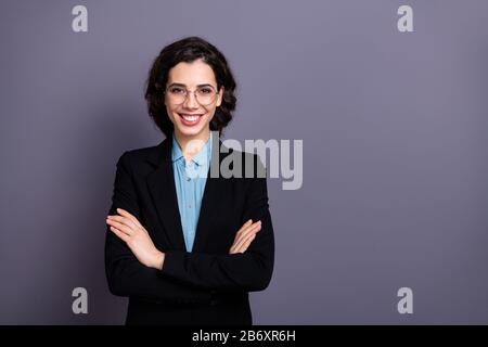 Portrait de l'entrepreneur millénaires mignon ont l'entreprise financière prêt à résoudre soltuions décider décision intelligent intelligent intelligent malin coiffure curaillé isolé Banque D'Images