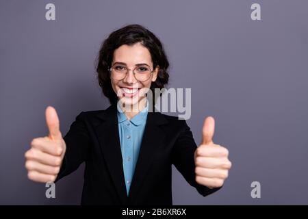 Portrait de charmant entrepreneur magnifique d'accord excellent choix annoncer le vrai promoteur vêtu noir blazer veste ondulée curly coiffure Banque D'Images