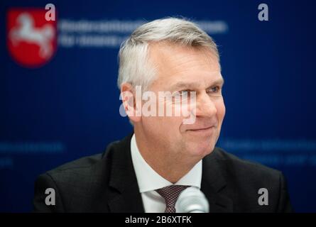 12 mars 2020, Basse-Saxe, Hanovre: Axel Brockmann, président du quartier général de la police de l'État de Basse-Saxe, siège à une conférence de presse pour présenter les statistiques sur la criminalité policière en Basse-Saxe pour l'année 2019. Photo : Julian Stratenschulte/Dpa Banque D'Images