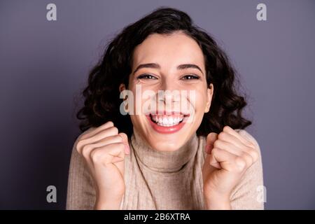 Gros plan photo belle incroyable elle sa femme surjoyée fille glanh sourire tiothy mains bras poings haussé l'air meilleur gagnant champion incroyable jour porter décontracté Banque D'Images