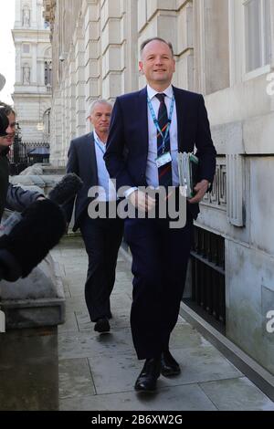 Le chef de la direction de NHS England Simon Stevens arrive au Cabinet Office, à Londres, avant une réunion du comité d'urgence du gouvernement Cobra pour discuter du coronavirus. Banque D'Images