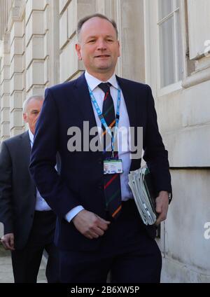 Le chef de la direction de NHS England Simon Stevens arrive au Cabinet Office, à Londres, avant une réunion du comité d'urgence du gouvernement Cobra pour discuter du coronavirus. Banque D'Images