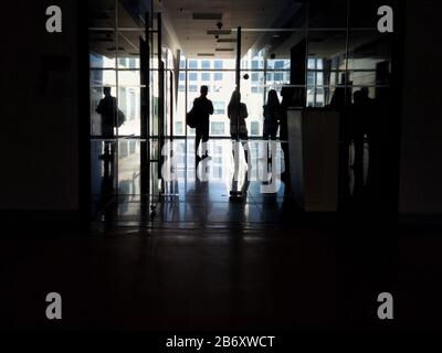 Pasay City, Région De La Capitale Nationale, Philippines. 12 mars 2020. Silhouette des gens vient de commencer à entendre les nouvelles d'un éventuel verrouillage en raison de la crise de CoViD-19. Crédit: George Buid/Zuma Wire/Alay Live News Banque D'Images