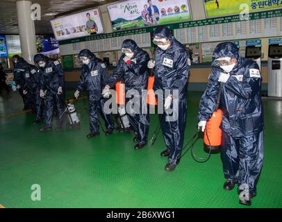 Séoul, Corée Du Sud. 12 mars 2020. Les soldats de l'armée sud-coréenne portant des combinaisons de protection vaporisaient un désinfectant pour empêcher la propagation du coronavirus (COVIS-19) au terminal de bus Ex-Press à Séoul, en Corée du Sud, le 12 mars 2020. (Photo de Lee Young-ho/Sipa USA) crédit: SIPA USA/Alay Live News Banque D'Images
