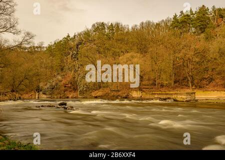 rivière avec de vieux émir brisé et cascades sous elle en automne longue exposition, stribro Banque D'Images