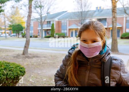 L'école de fille a masque se protéger contre le virus Corona COVID-19 Banque D'Images