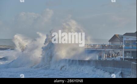 De grandes vagues s'écrasent dans le Beach Bar à Westward Ho ! , Devon pendant une marée haute inhabituelle alors que les inondations de marée frappent le Sud Banque D'Images