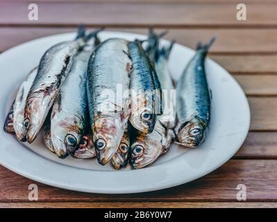 Une plaque de harengs et de sardines prêts sur une table Woden prêt pour la cuisine. Banque D'Images