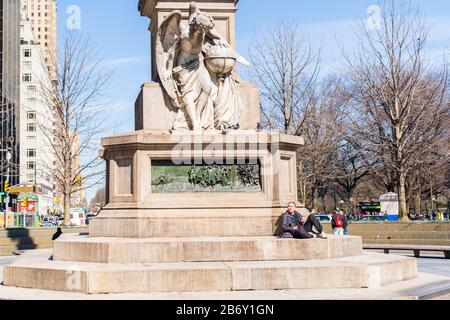 Columbus Circle, New York - le 8 mars 2020: Un cercle paisible de Columbus une semaine avant l'arrêt de New York en raison de la pandémie de Coronavirus. Banque D'Images