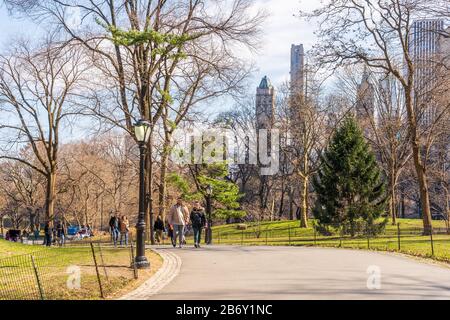 Central Park, New York - 8 mars 2020: Un parc central paisible une semaine avant l'arrêt de New York en raison de la pandémie de Coronavirus. Banque D'Images