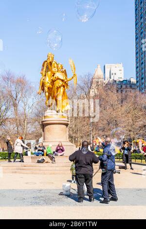 Central Park, New York - 8 mars 2020: Des fabricants de bulles géantes pour les touristes enchantés dans Central Park. Banque D'Images