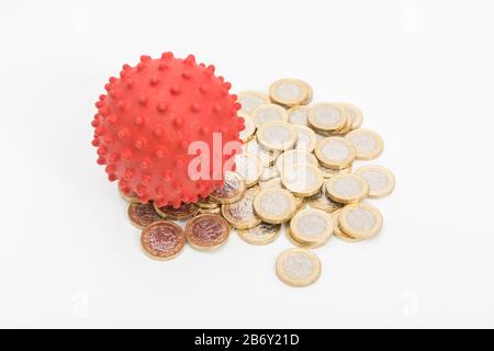 Modèle Coronavirus & nouvelle livre £ pièces Sterling. Pour ce qui est des effets de Covid-19 sur l'économie britannique, la pandémie de coronavirus frappe les entreprises britanniques, le commerce et les salaires Banque D'Images
