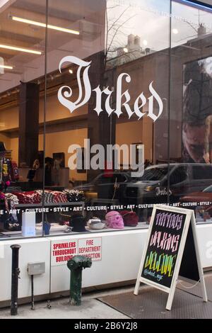 La fenêtre d'un salon de tatouage appelé Inked dans le quartier chelsea de manhattan, New york Banque D'Images