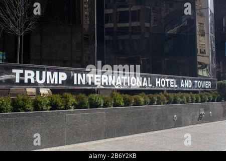Connectez-vous devant l'hôtel et la tour internationaux de Trump à Manhattan, New York Banque D'Images