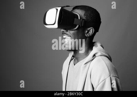 Portrait de jeune homme africain contre l'arrière-plan gris Banque D'Images