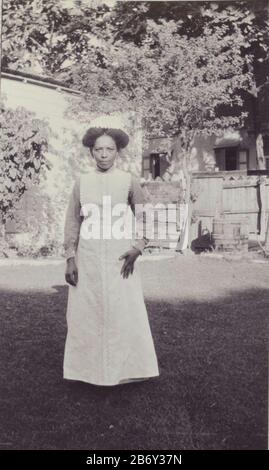 Kamermeisje Beatrix Portrait de la femme de chambre nommée Beatrix, dans le jardin de la maison de M. et Mme Hall à Port-au-Prince en Haïti Janvier 1912. Fait partie de l'album Family Tree-Gonggrijp au Suriname et Curaçao. Fabricant : Photographe: Andrew August Tree Photographe: Fabrication anonyme de lieux: Haïti Date: Jan 1912 matériel: Technique du papier: Photographie Dimensions: H × 106 mm b 63 mmToelichtingIn the Caption state'St. Marc ', pourtant la photo a été prise dans le jardin de la maison de M. et Mme Hall à Port-au-Prince. Comparer NG 2009-124-44-4. Objet: Femme de chambre - personnel de maison Banque D'Images