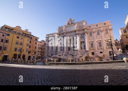 Rome, Italie. 11 mars 2020. Fontaine de Trévi à Rome avec peu de personnes à l'époque de l'épidémie de Covid-19. (Photo De Matteo Nardone/Pacific Press/Sipa Usa) Crédit: Sipa Usa/Alay Live News Banque D'Images