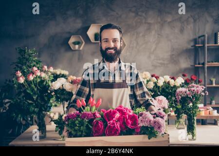 Portrait de son beau sympathique gai de contenu gai gars professionnel fondateur de la société profitant de la grande boîte de pivoine tulipe divers à Banque D'Images