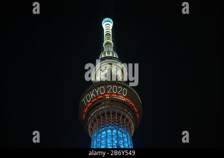 Tokyo, Japon - 29 juillet 2019 : la tour skytree est illuminée la nuit annonçant les jeux olympiques de Tokyo 2020. Banque D'Images