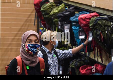 Jakarta, Indonésie. 12 mars 2020. Les gens portent des masques pendant le festival de plein air Indonésie (Indofest) 2020 à Jakarta, Indonésie, 12 mars 2020. Le nombre de cas de COVID-19 en Indonésie a atteint 34 avec un seul décès, a déclaré mercredi le gouvernement indonésien. Crédit: Agung Kuncahya B./Xinhua/Alay Live News Banque D'Images