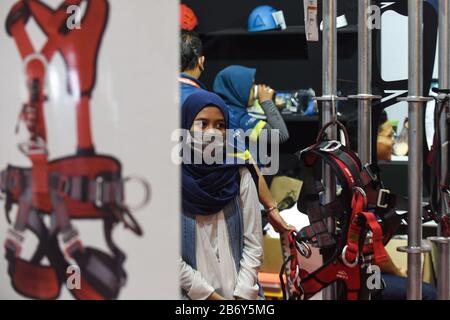 Jakarta, Indonésie. 12 mars 2020. Une femme porte un masque lors du festival de plein air de l'Indonésie (Indofest) 2020 à Jakarta, Indonésie, 12 mars 2020. Le nombre de cas de COVID-19 en Indonésie a atteint 34 avec un seul décès, a déclaré mercredi le gouvernement indonésien. Crédit: Agung Kuncahya B./Xinhua/Alay Live News Banque D'Images