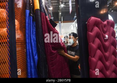 Jakarta, Indonésie. 12 mars 2020. Un homme porte un masque lors du festival de plein air Indonésie (Indofest) 2020 à Jakarta, Indonésie, 12 mars 2020. Le nombre de cas de COVID-19 en Indonésie a atteint 34 avec un seul décès, a déclaré mercredi le gouvernement indonésien. Crédit: Agung Kuncahya B./Xinhua/Alay Live News Banque D'Images